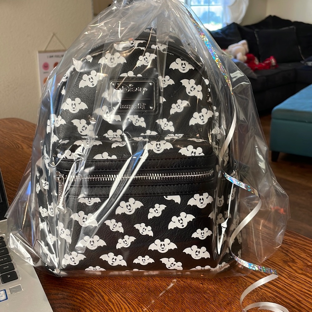 NWT loungefly lasr Mickey Mouse bat backpack glow in the dark